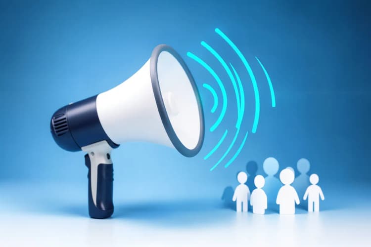 Um megafone emitindo ondas sonoras em direção a um grupo de ícones de pessoas estilizados.