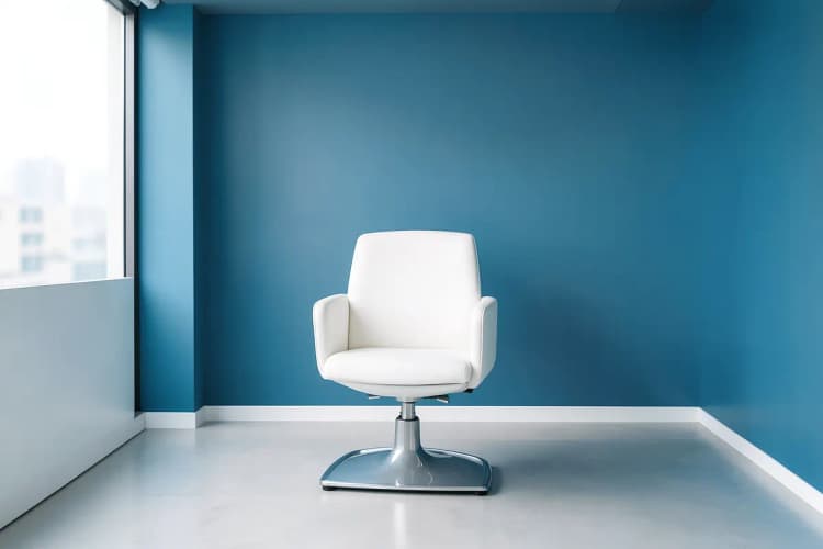 Uma cadeira de dentista vazia em uma sala de espera moderna e minimalista.