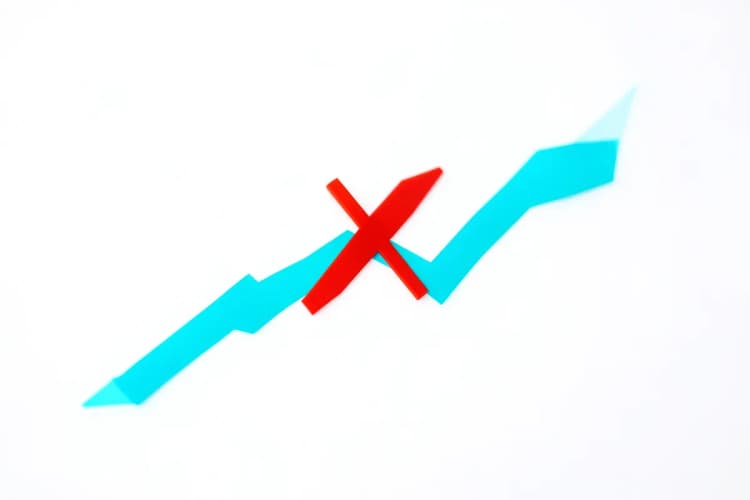 Um gráfico de linha descendente com um sinal de 'X' vermelho sobre ele, indicando falha no monitoramento.