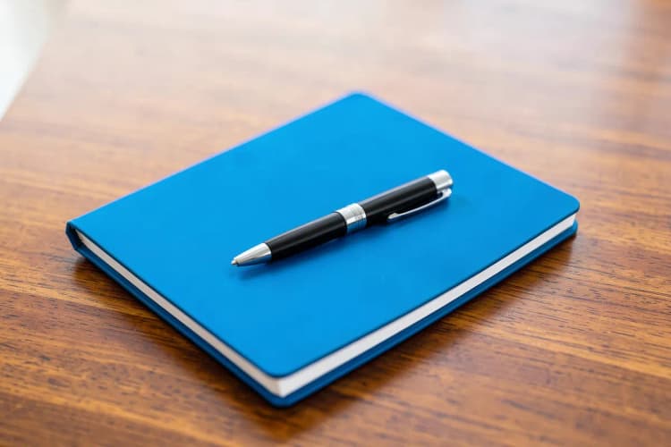 Planilha com números e setas, representando custos e análise de dados.