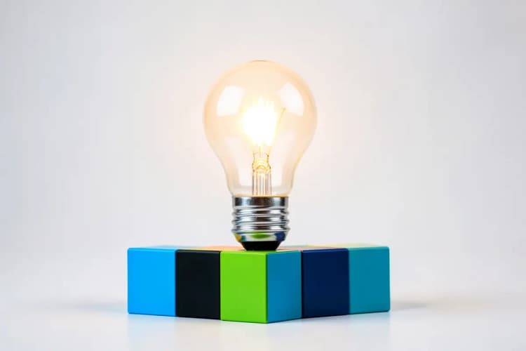 Lâmpada acesa sobre um conjunto de blocos de construção coloridos, simbolizando otimização e estratégia.