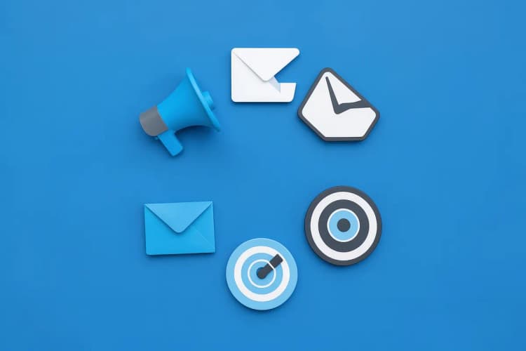 Um conjunto de ícones de marketing digital dispostos em um círculo, incluindo um megafone, um gráfico, um envelope e um alvo, sobre um fundo azul.