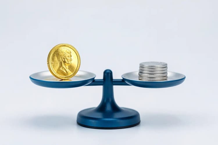 Uma balança com uma moeda de ouro de um lado e uma pilha de moedas do outro, simbolizando a decisão entre custo e benefício