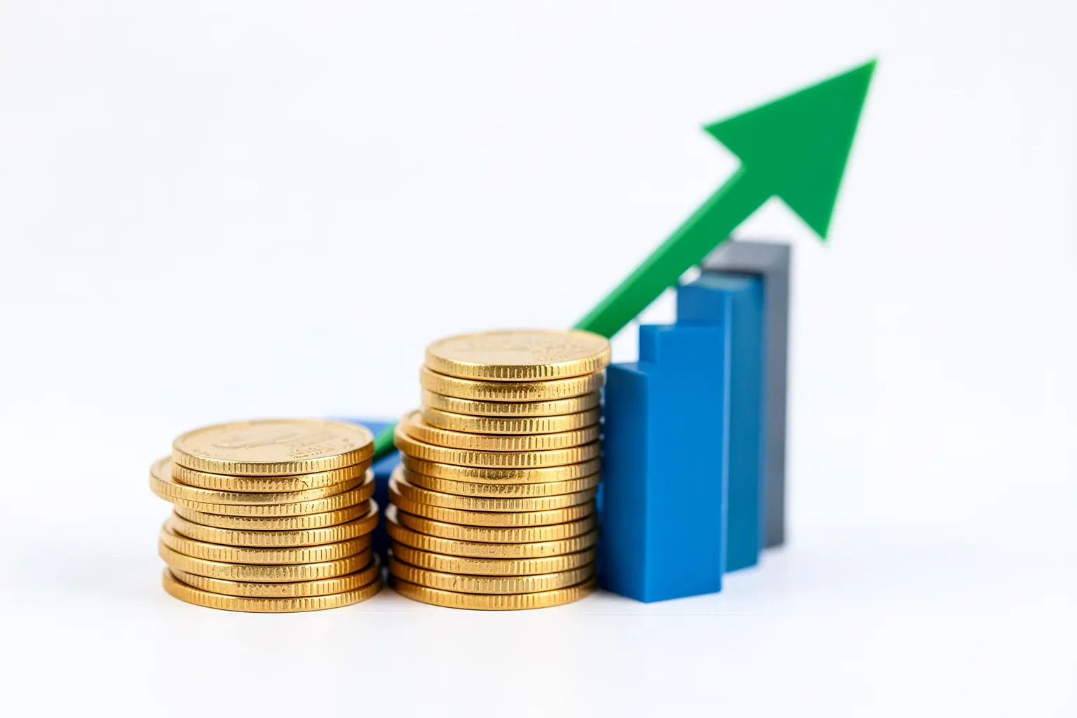 Um gráfico de barras ascendente feito de moedas de ouro e notas de dinheiro, com uma seta verde apontando para cima no fundo, em um fundo branco.