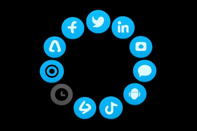 Ícones de diferentes plataformas de mídia social e publicidade dispostos em um círculo.