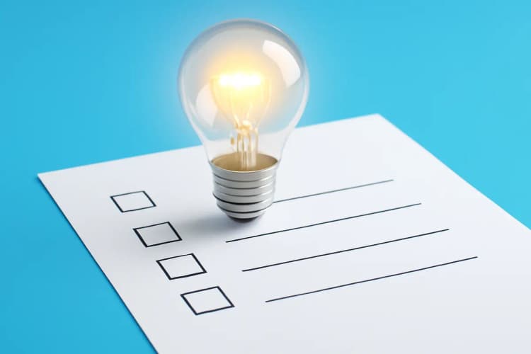 Considerações finais sobre tráfego pago com ícone de lâmpada e check list
